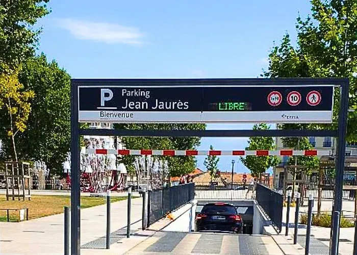 Centre Historique - Free Parking - Self Checkin - Wifi - Industriel - Sleepntripbeziers